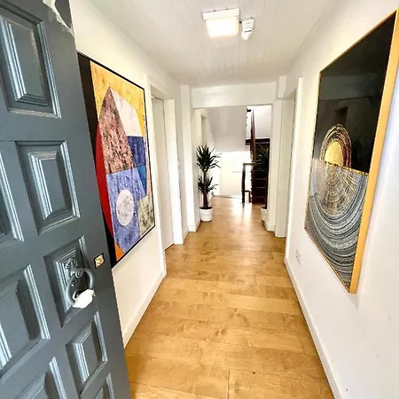 Guest house 9 - Double Bedroom With Shared Bathroom & Terrace Oeiras