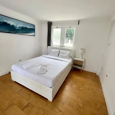 Guest house Private 9 - Double Bedroom With Private Bathroom & Terrace *